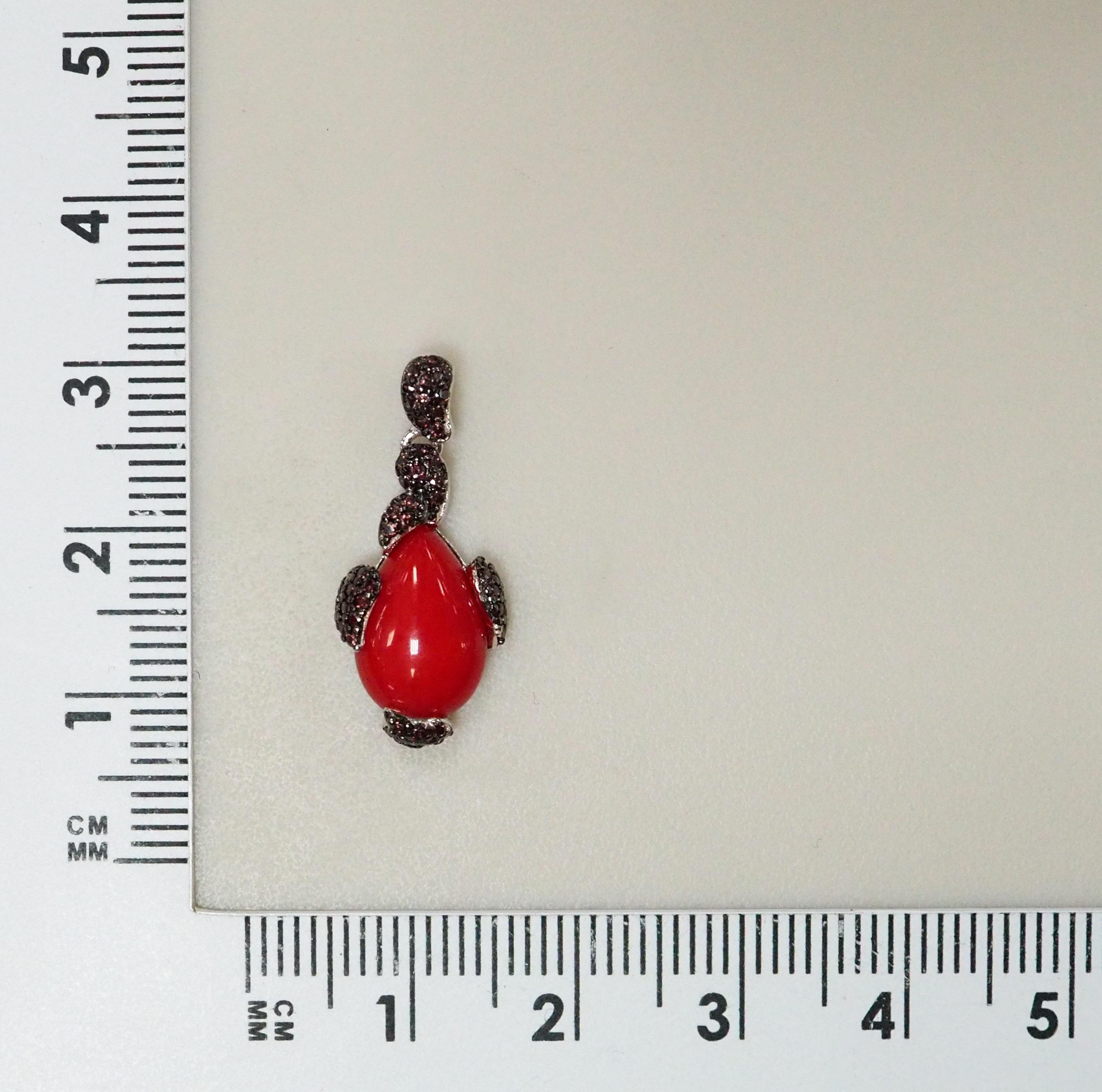 Серебряная подвеска с кораллом